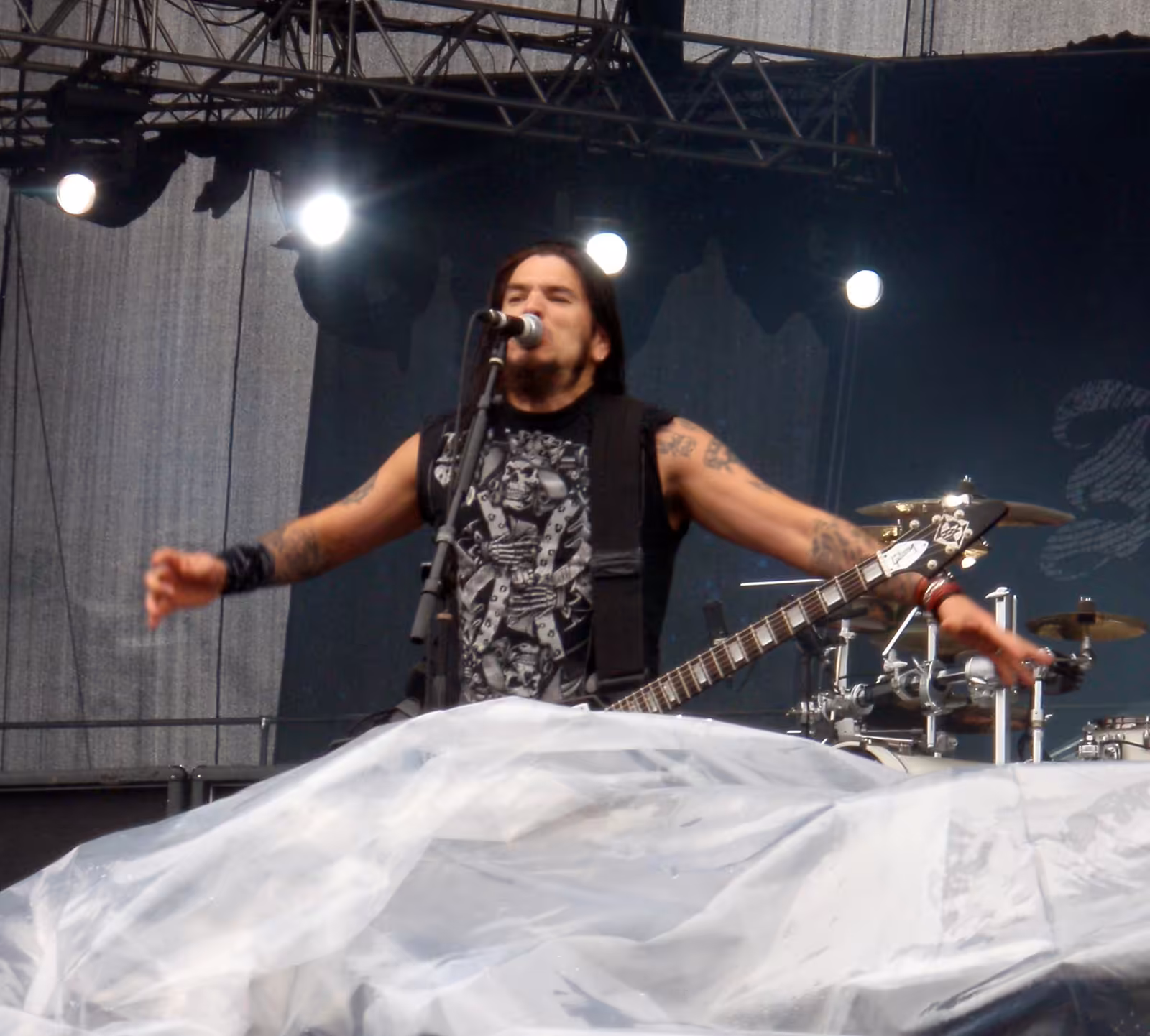 Robb Flynn of Machine Head singing and playing guitar on stage in 2009.